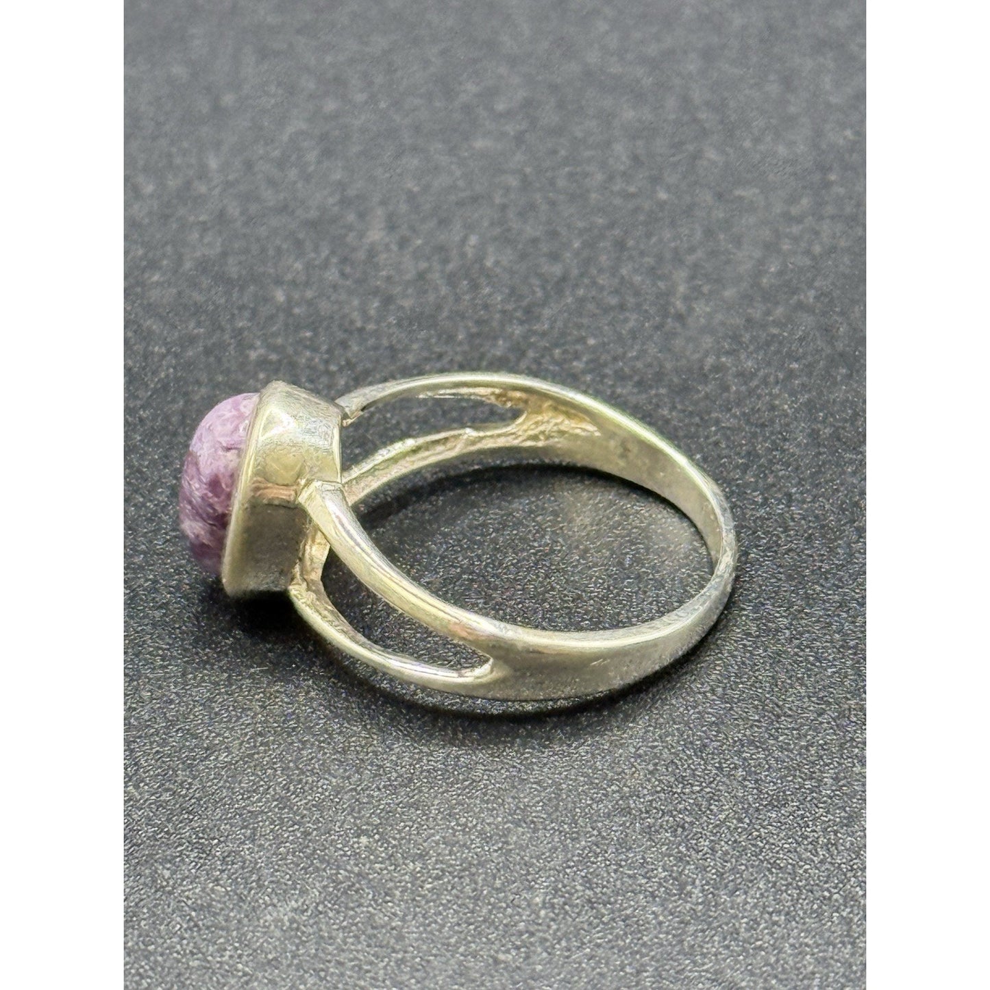 EUC Genuine Amethyst Cabachon Ring Size 7.00 Q21