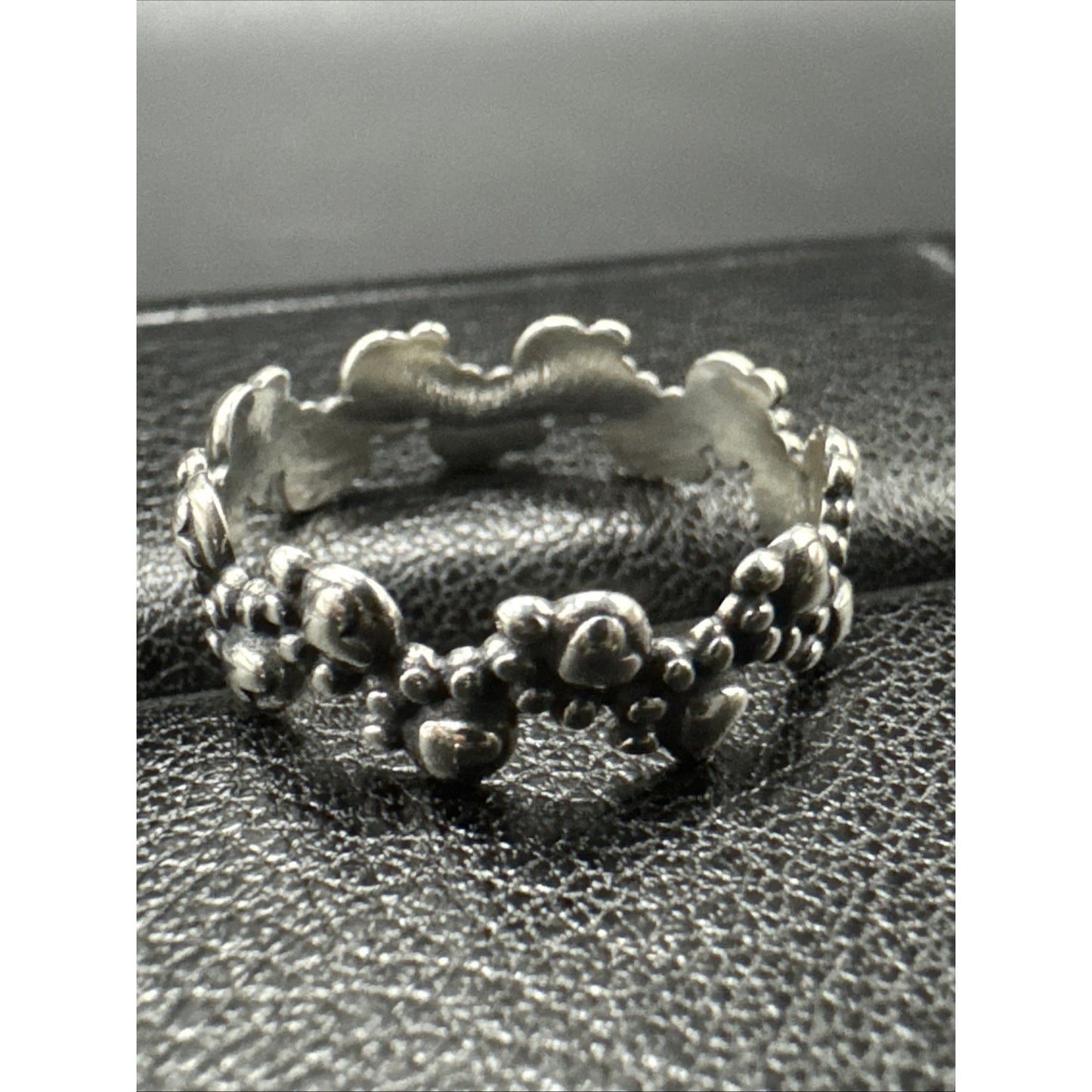 New Condition Sterling Silver Paw Prints Band Ring 925 Size 7