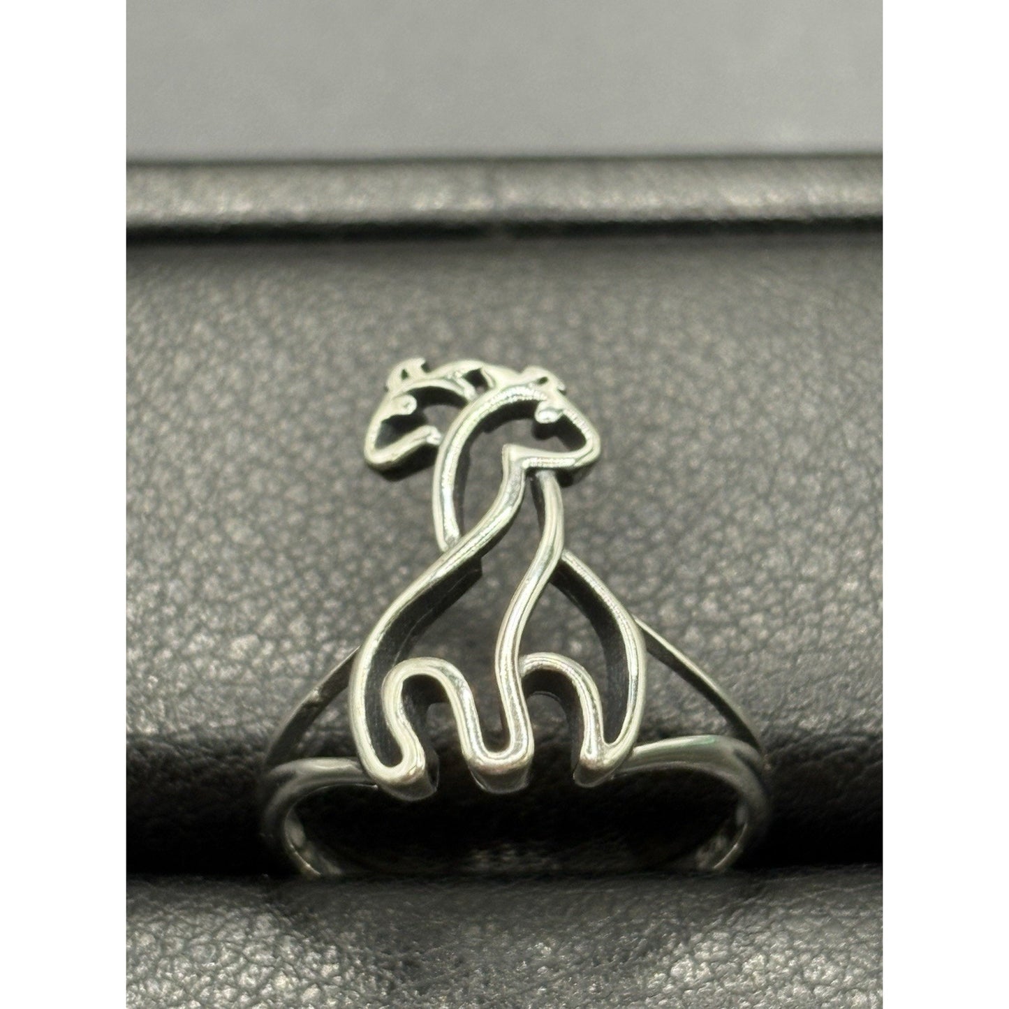 New Condition Sterling Silver Hugging Giraffes Ring Size 7