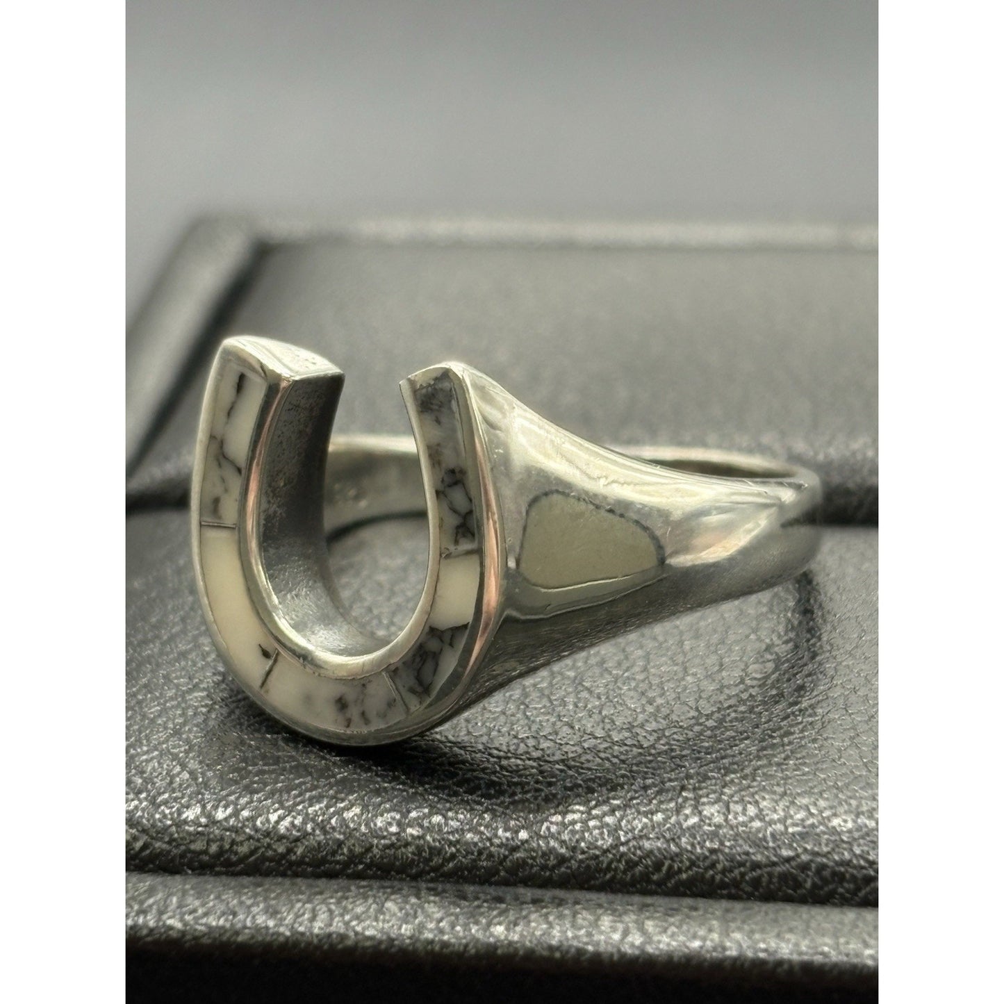 New Condition Sterling Silver White Jasper Horseshoe Ring Size 9