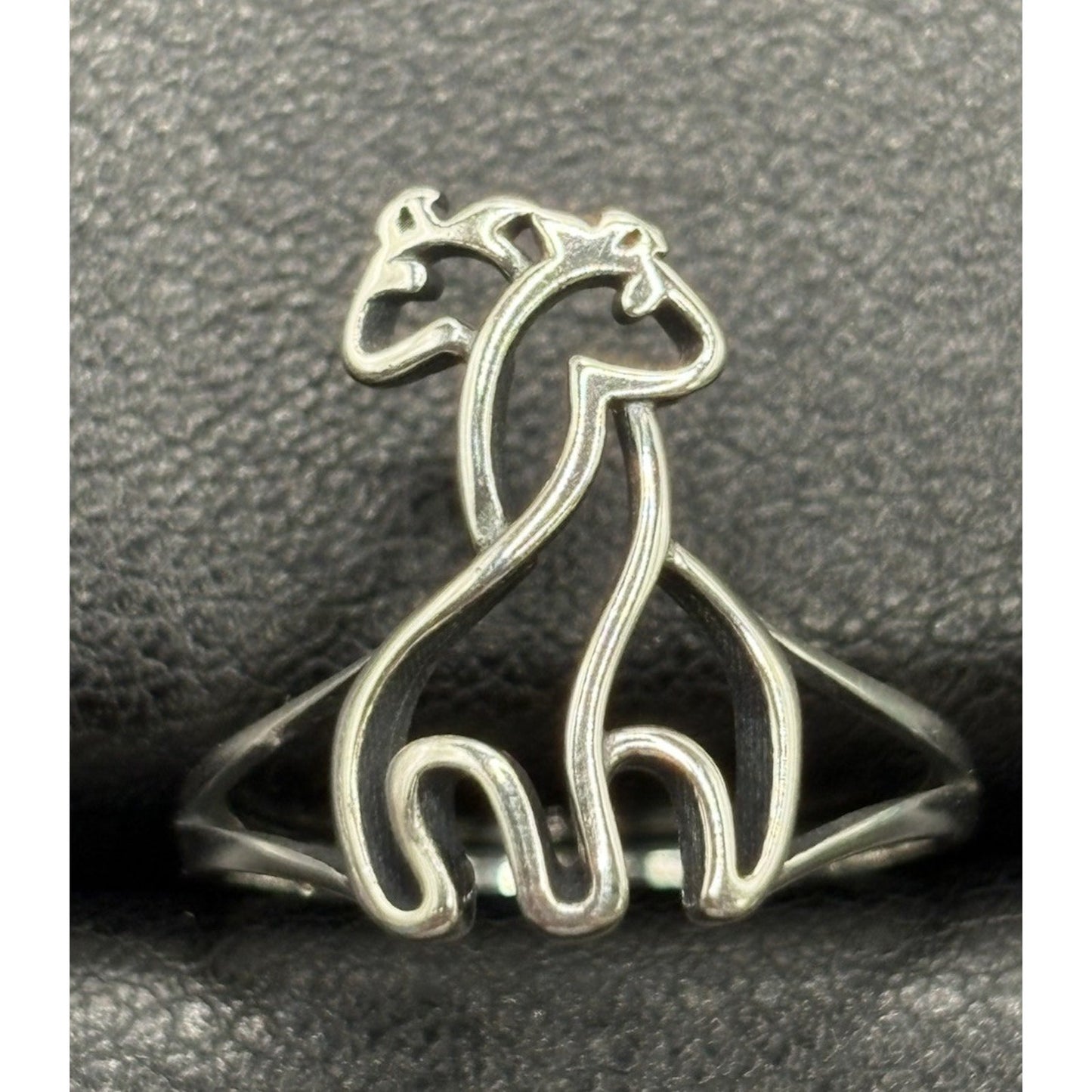 New Condition Sterling Silver Hugging Giraffes Ring Size 7