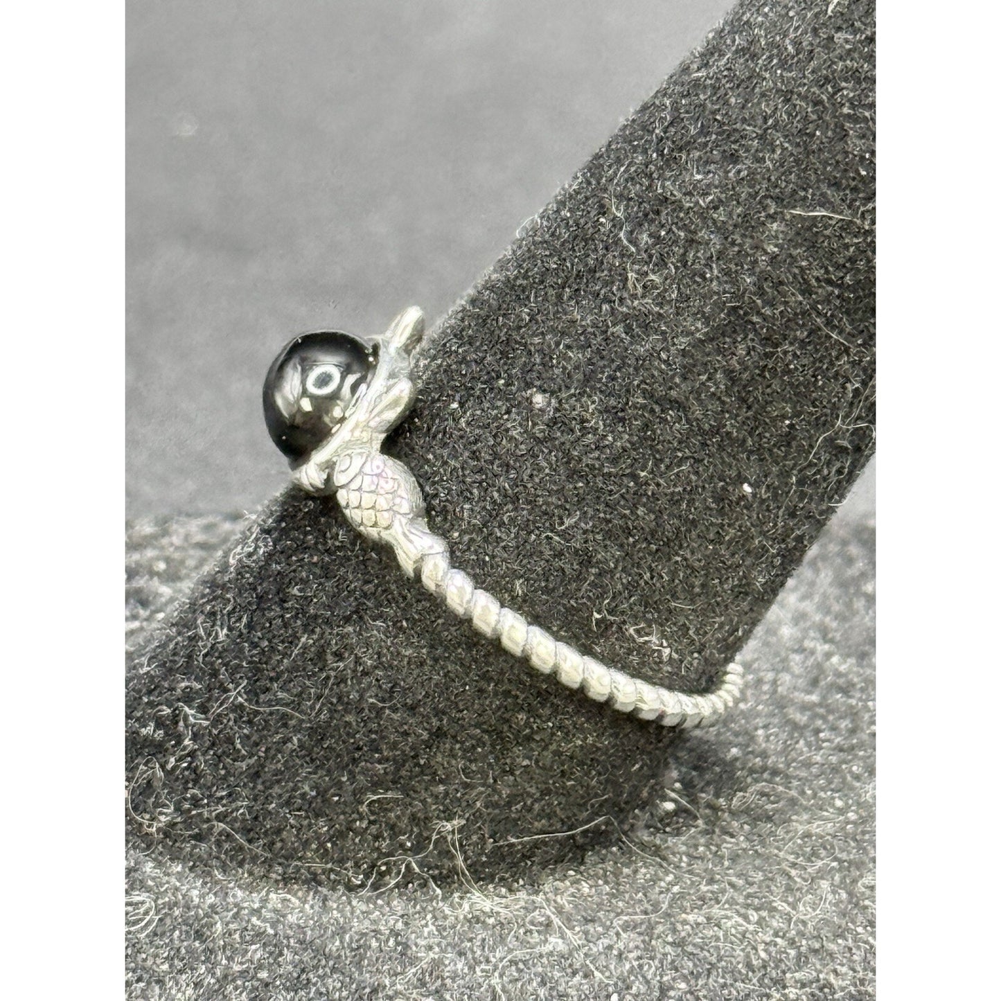 New Condition Sterling Silver Dainty Cat Fish Onyx Ring Size 7.00