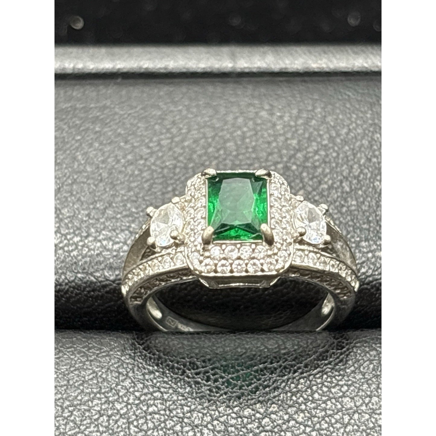 EUC Sterling Silver Green Cubic Zirconia Ring Size 6.00 3 Grams X15