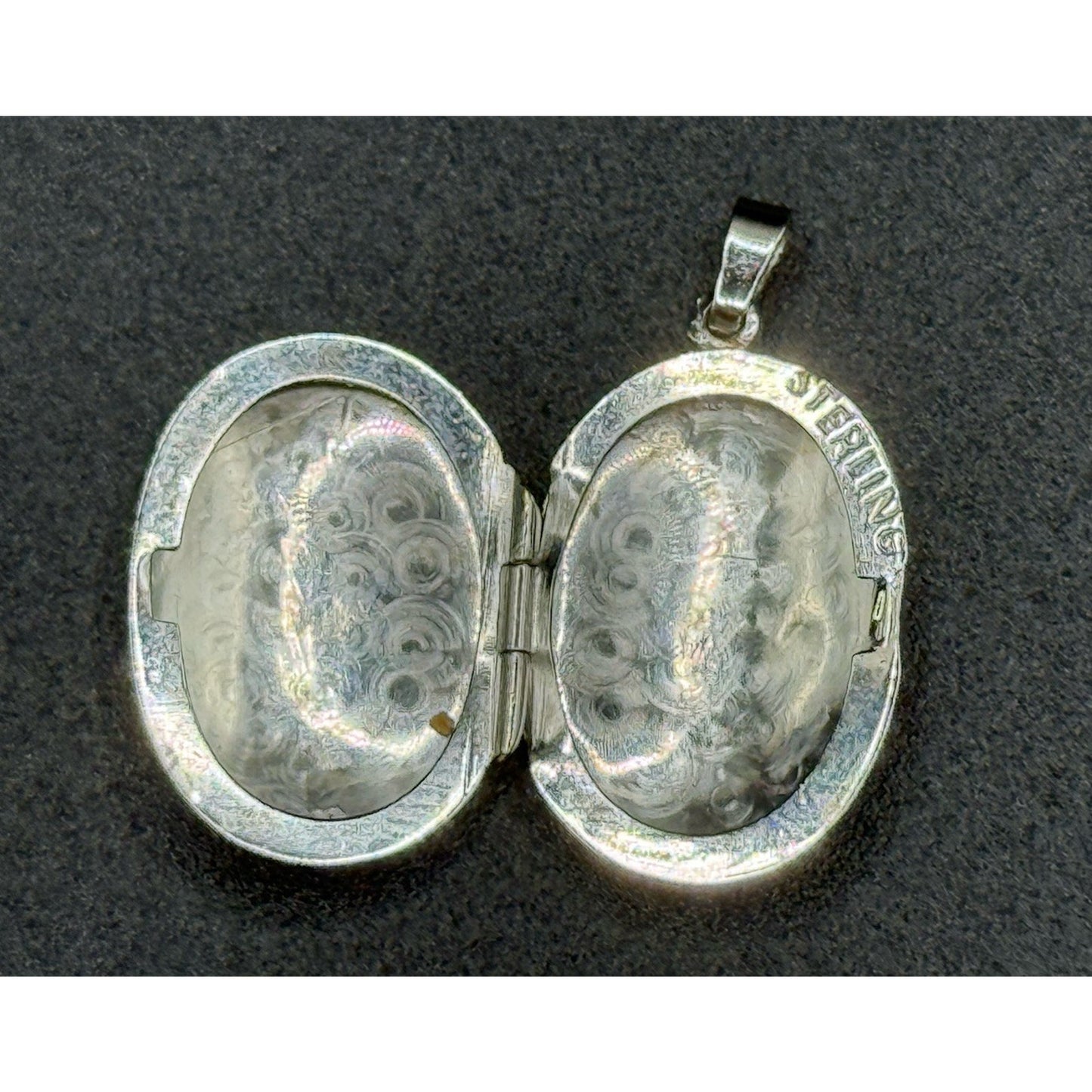 Excellent Used Condition Sterling Silver Oval Locket 20MM 925 R8