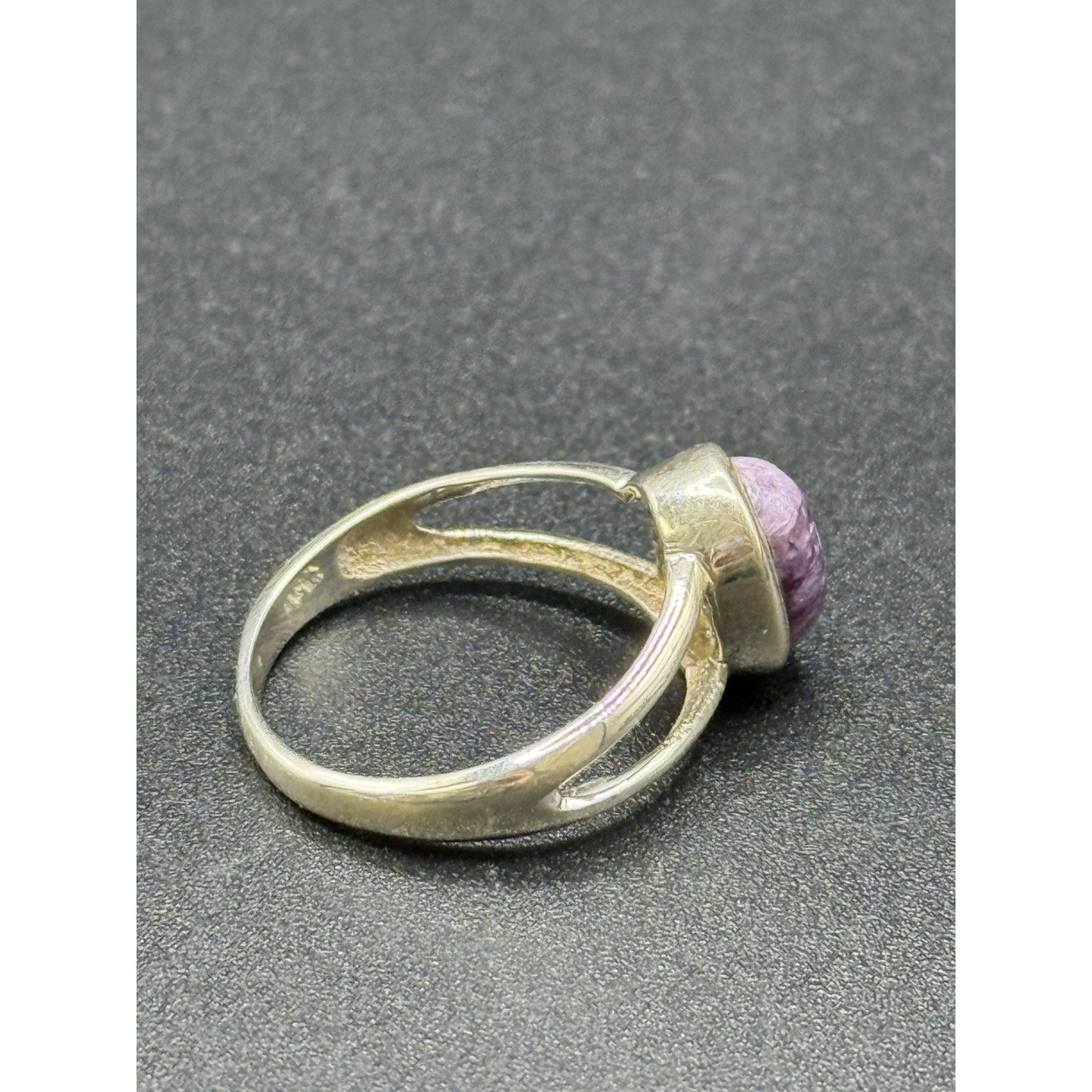 EUC Genuine Amethyst Cabachon Ring Size 7.00 Q21